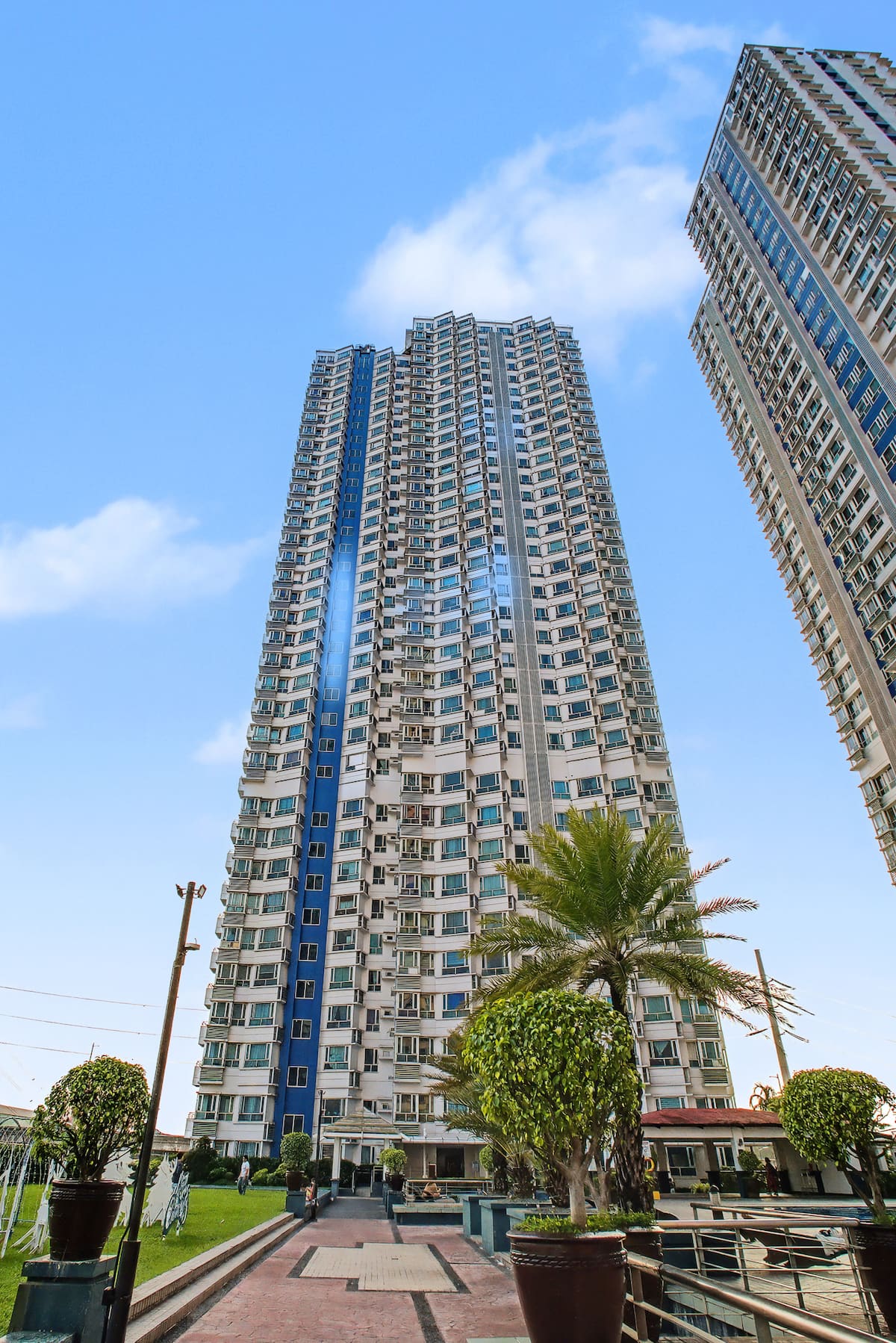 Residential tower exterior for the Coastal Modern Mezza unit in Quezon City